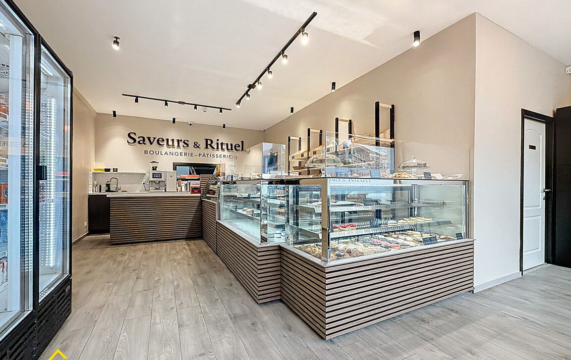 Commercieel gelijkvloers te koop in Laken