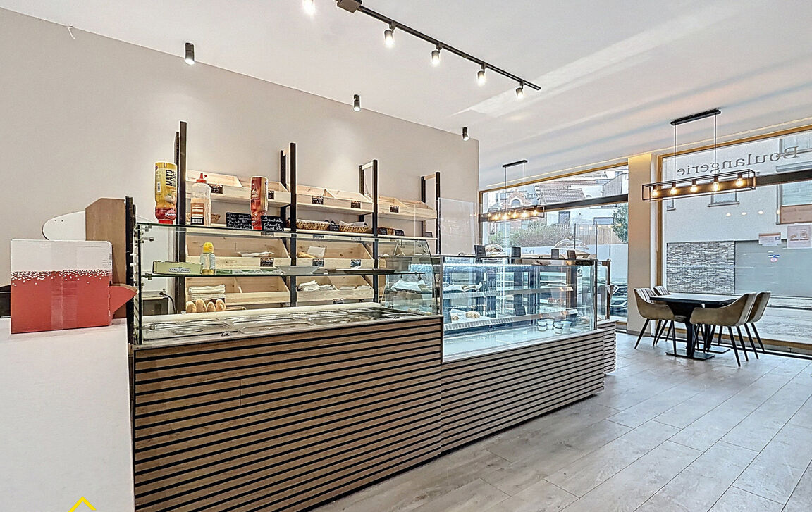 Commercieel gelijkvloers te koop in Laken