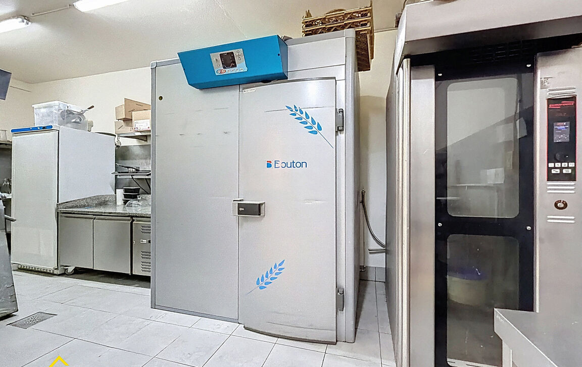 Commercieel gelijkvloers te koop in Laken