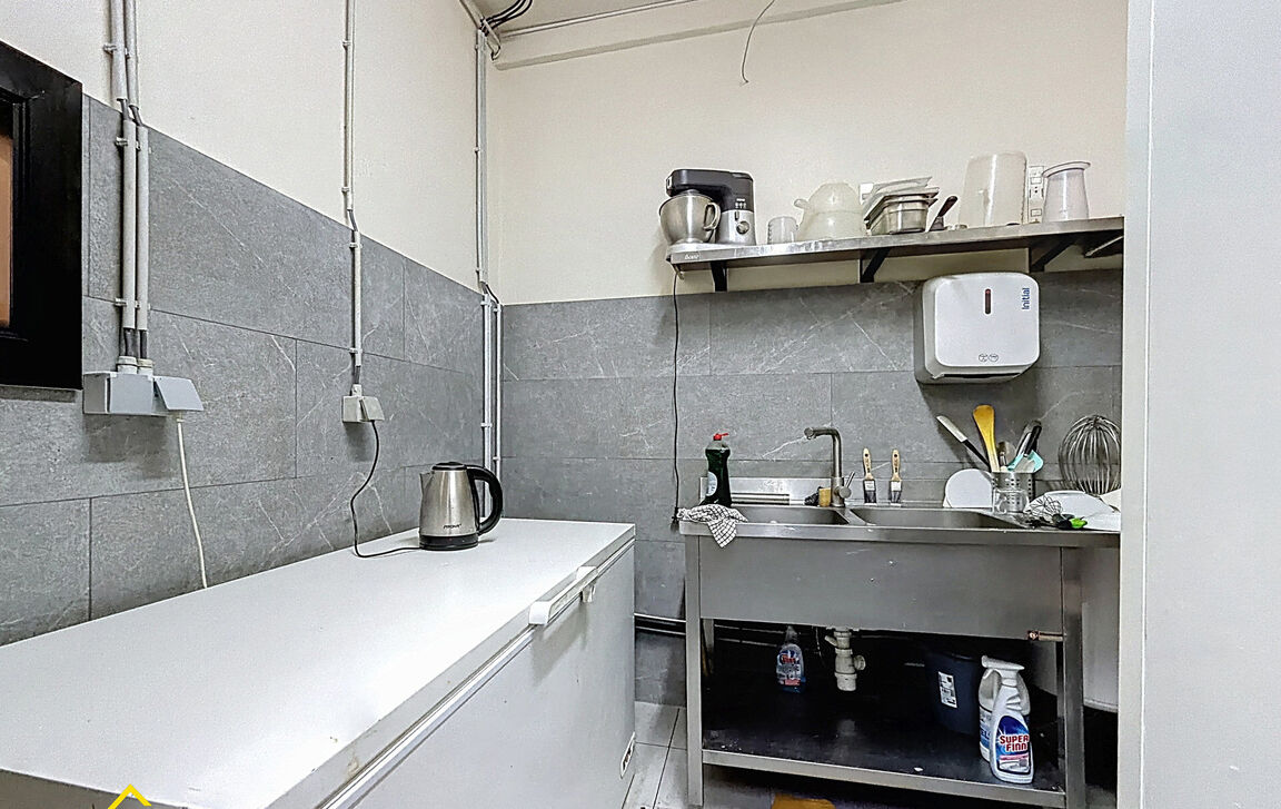 Commercieel gelijkvloers te koop in Laken