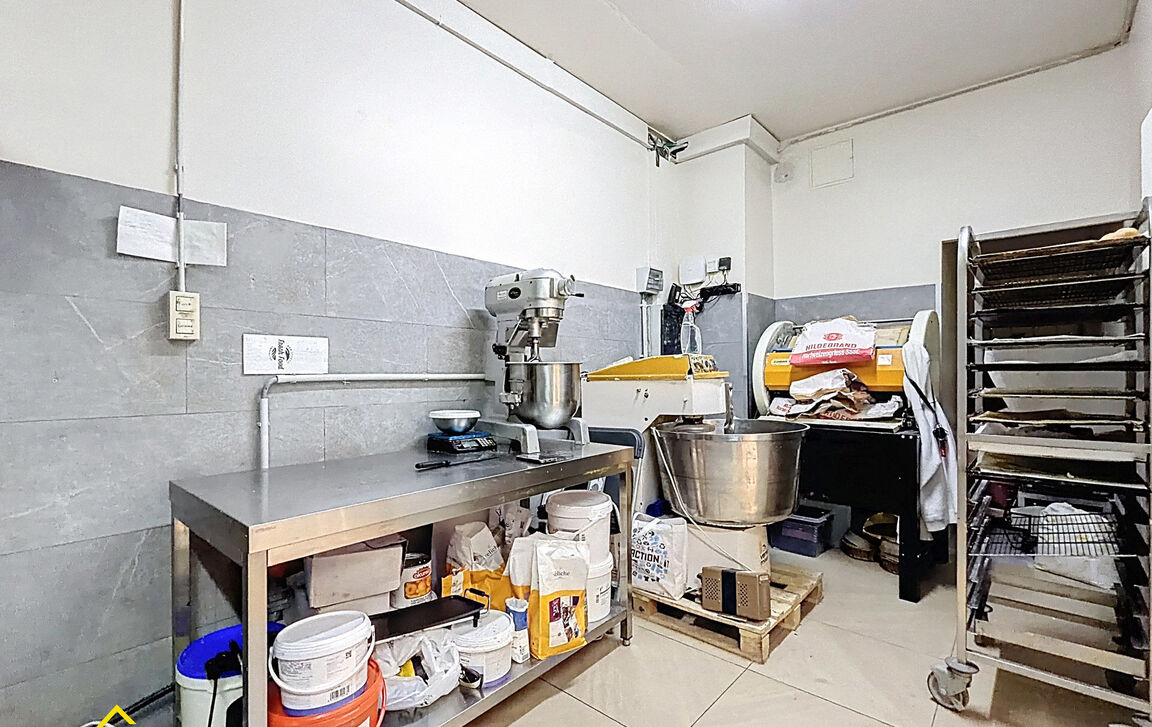 Commercieel gelijkvloers te koop in Laken