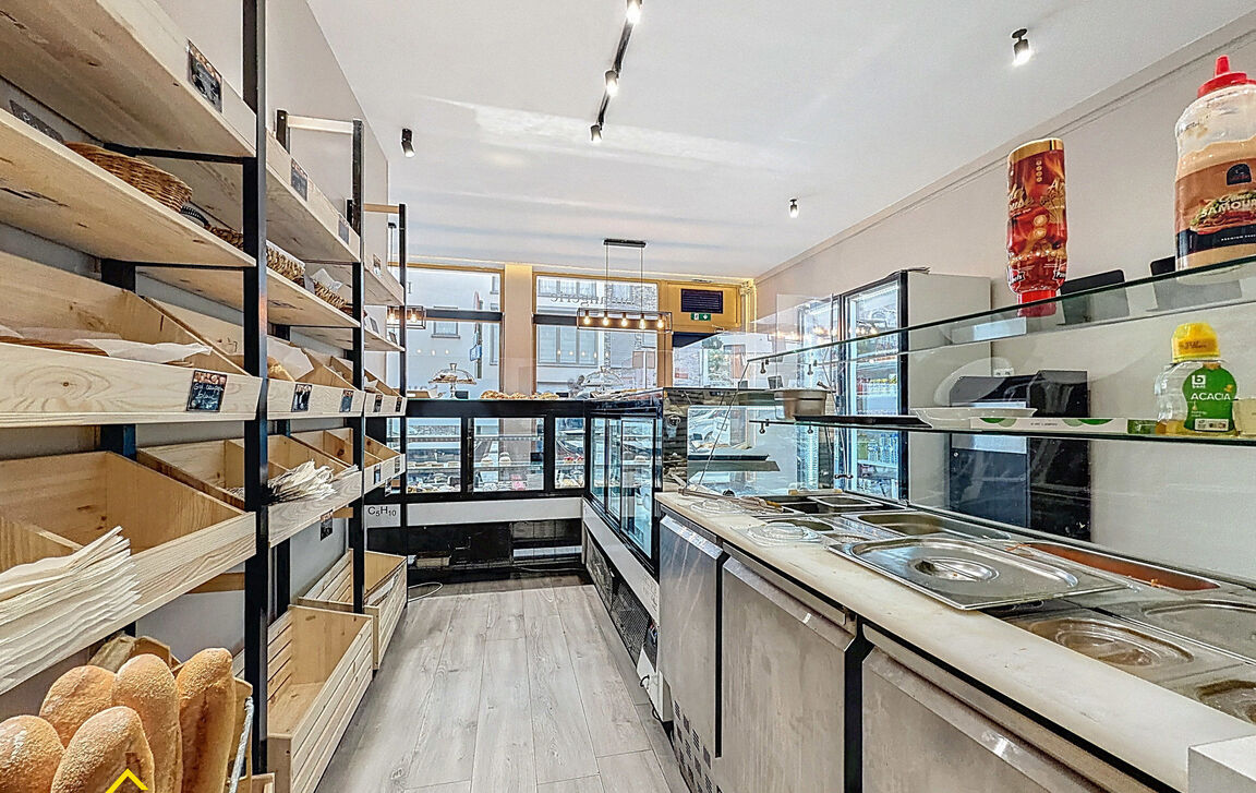 Commercieel gelijkvloers te koop in Laken