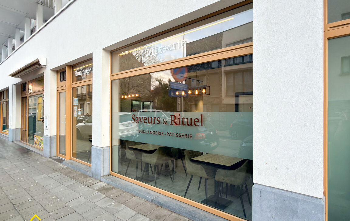 Commercieel gelijkvloers te koop in Laken