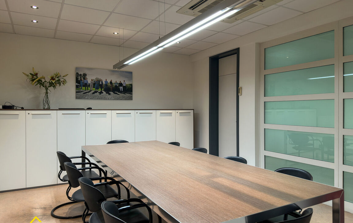 Commercieel gelijkvloers te koop in Ninove