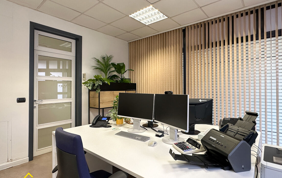 Commercieel gelijkvloers te koop in Ninove