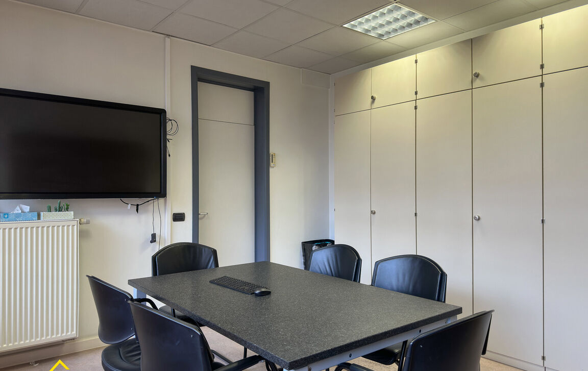 Commercieel gelijkvloers te koop in Ninove