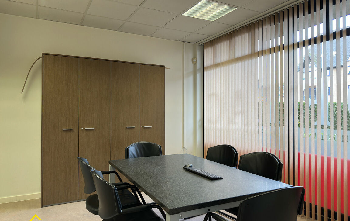 Commercieel gelijkvloers te koop in Ninove