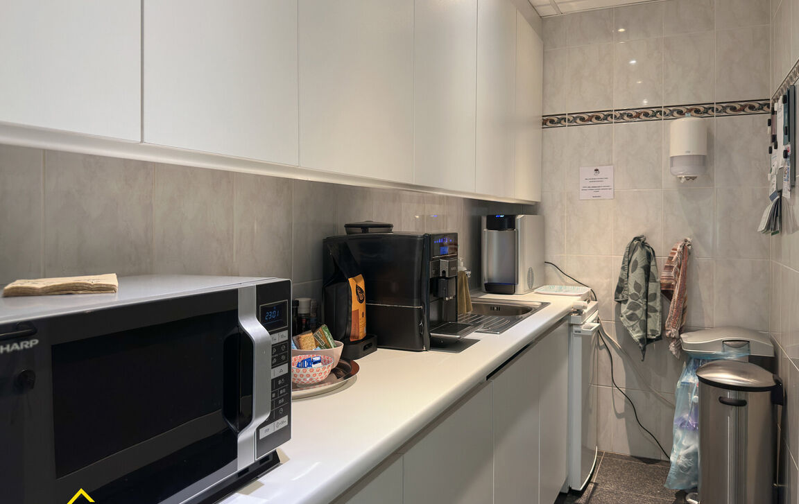 Commercieel gelijkvloers te koop in Ninove