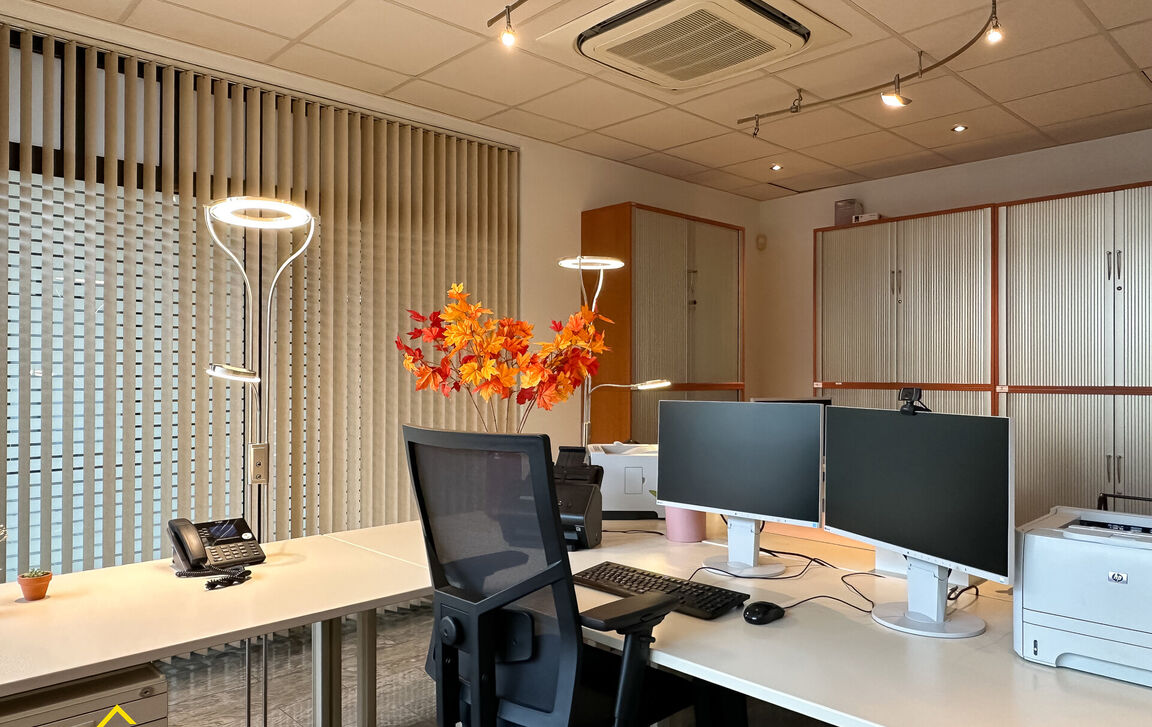 Commercieel gelijkvloers te koop in Ninove