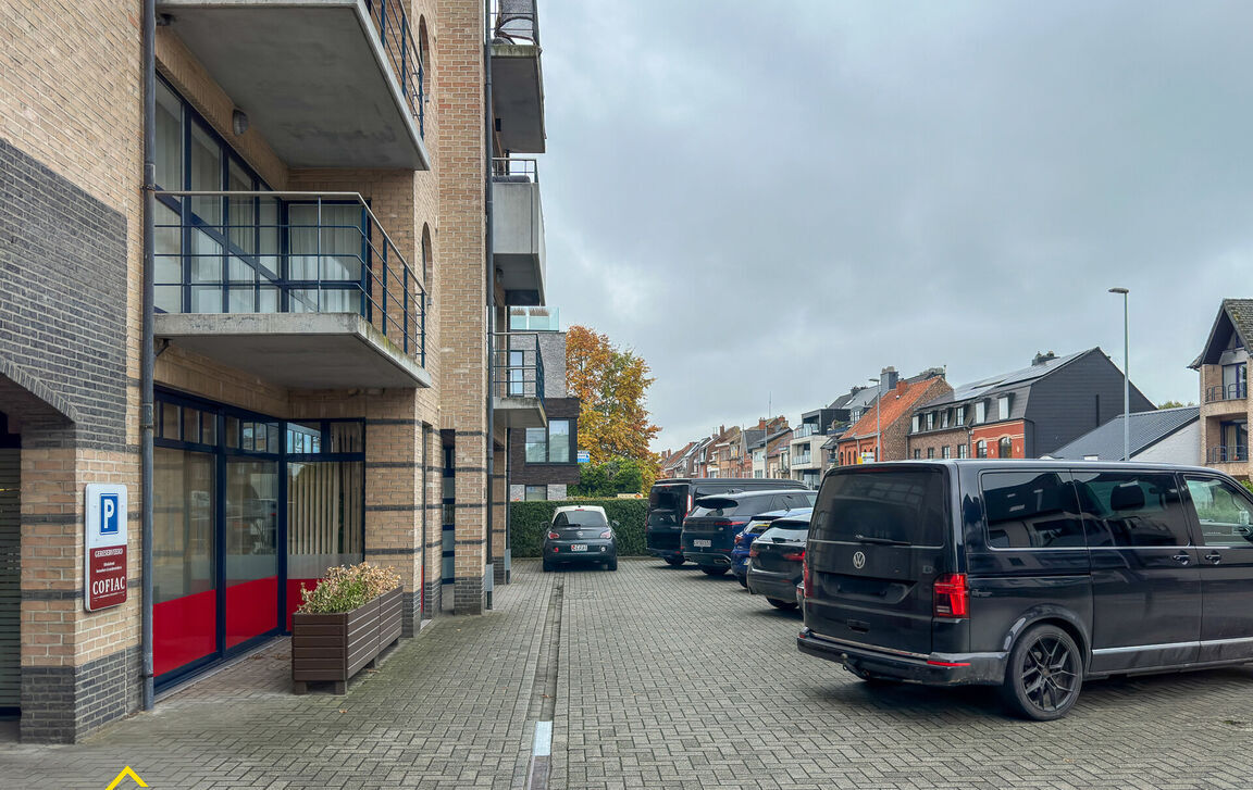Commercieel gelijkvloers te koop in Ninove
