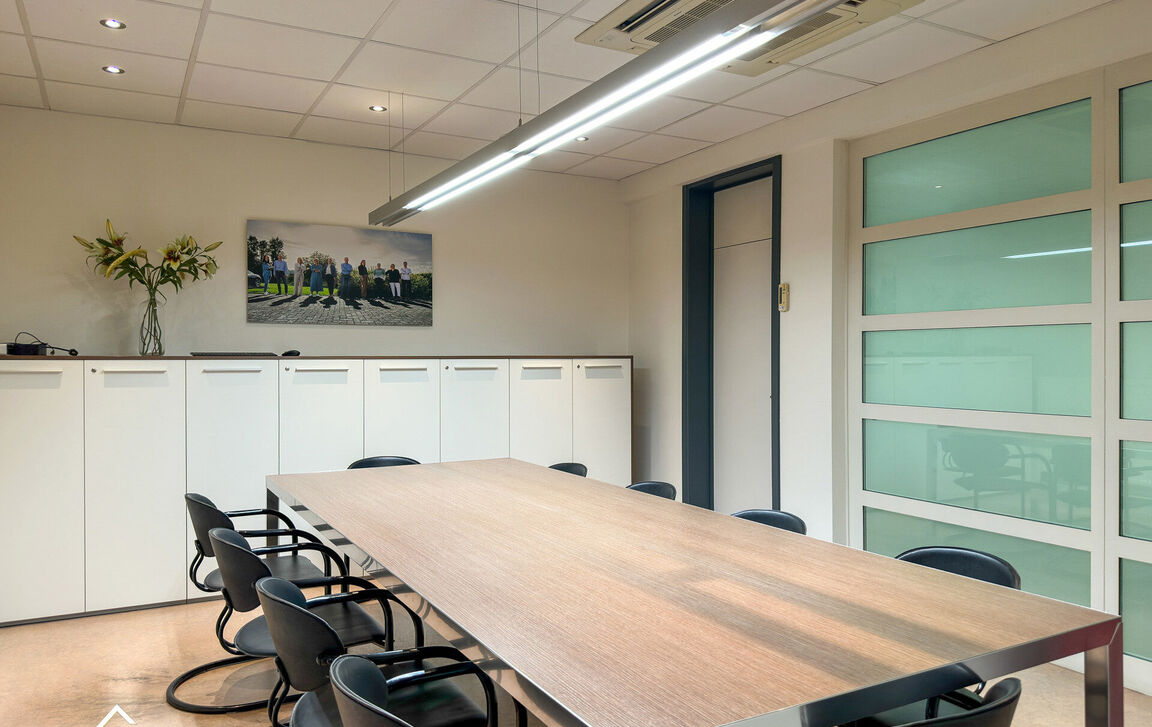 Commercieel gelijkvloers te koop in Ninove