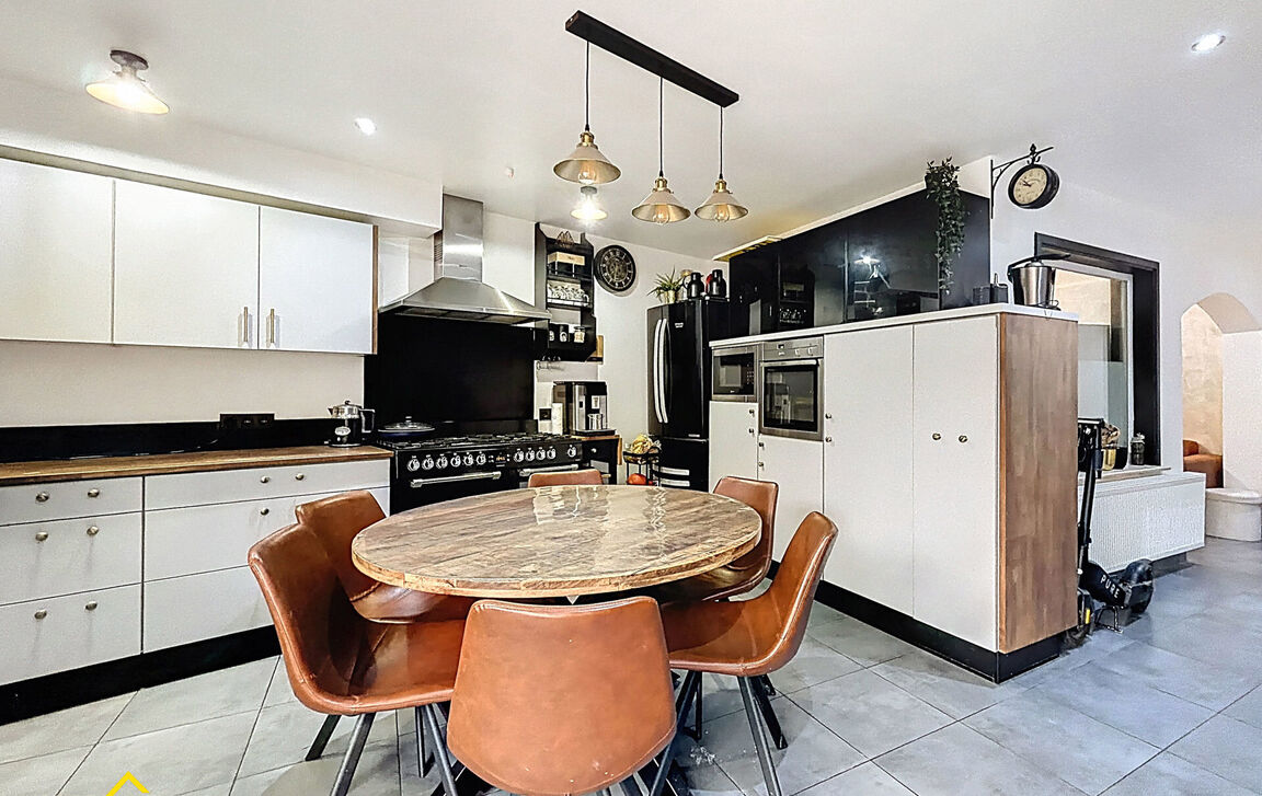 Gebouw voor gemengd gebruik te koop in Denderleeuw