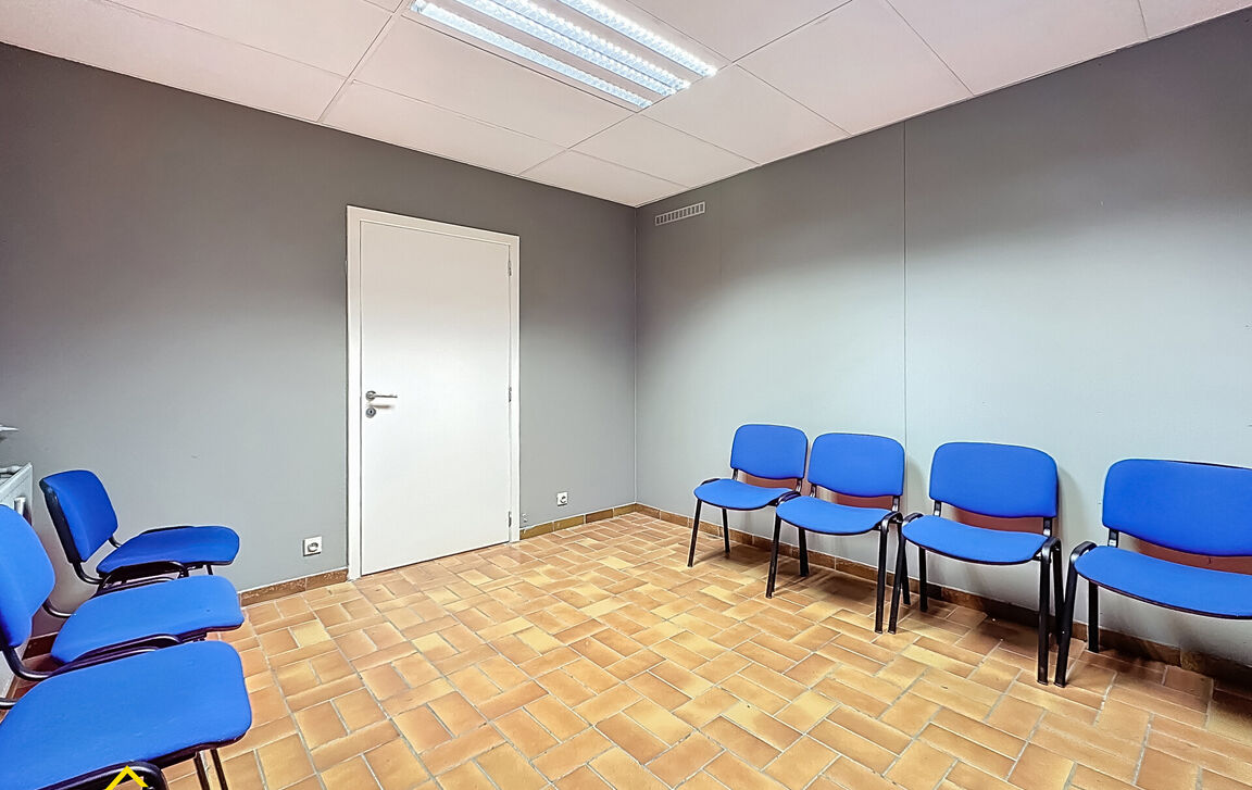 Kantoorgebouw te koop in Limal