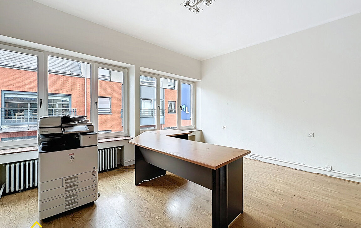 Kantoorgebouw te koop in Limal