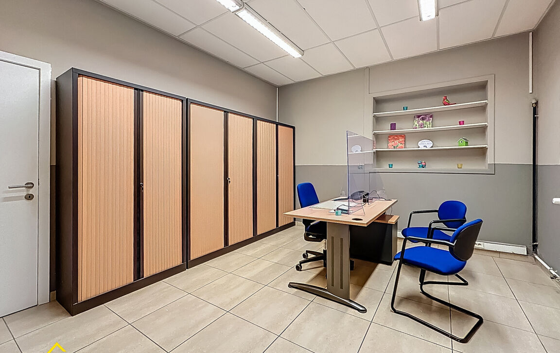 Kantoorgebouw te koop in Limal