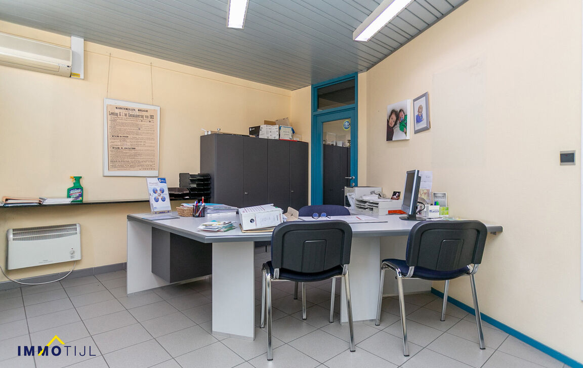 Kantoorgebouw te koop in Merchtem