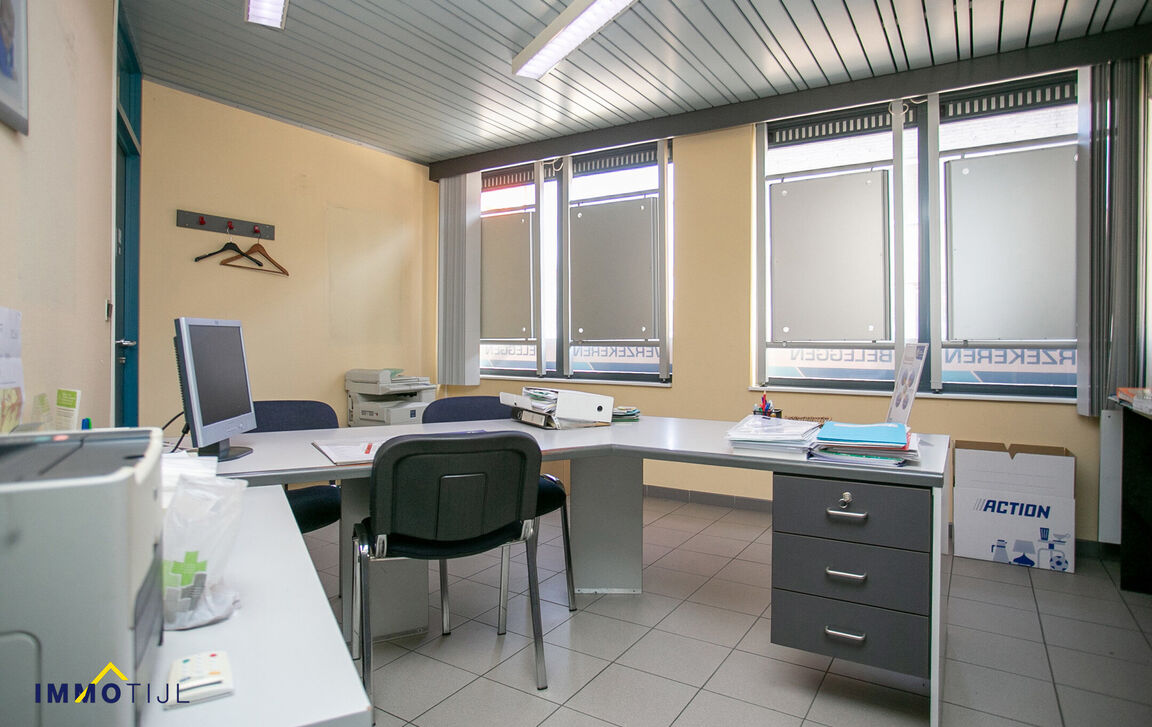 Kantoorgebouw te koop in Merchtem