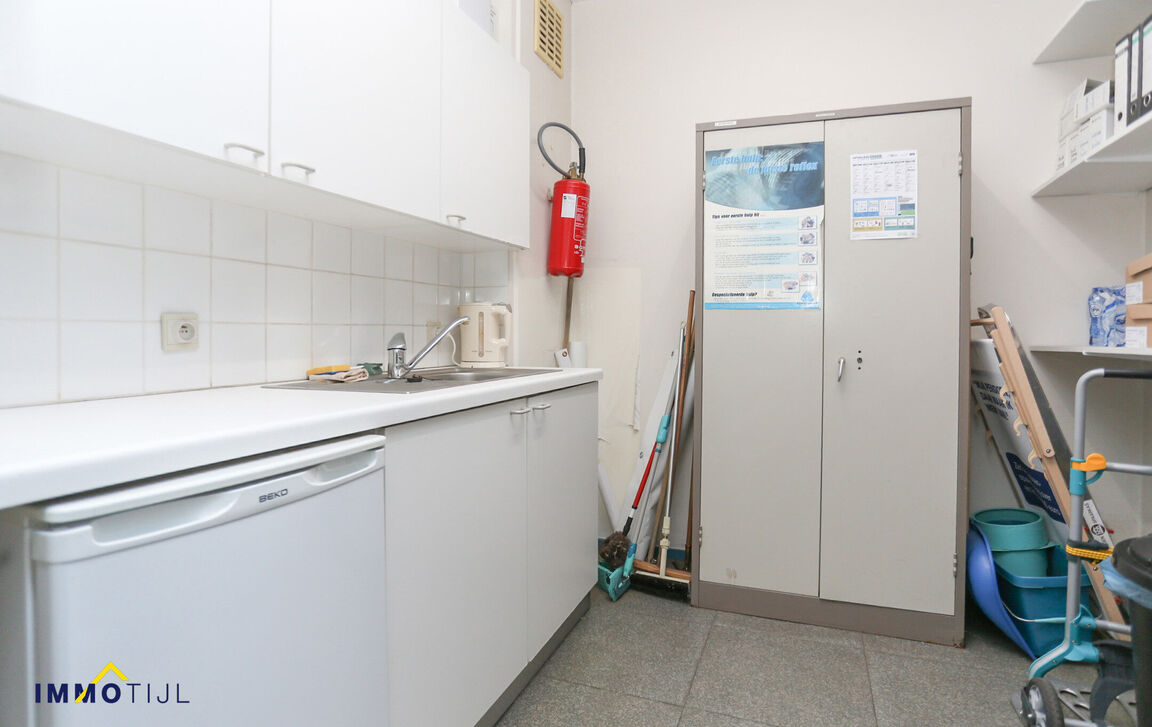 Kantoorgebouw te koop in Merchtem