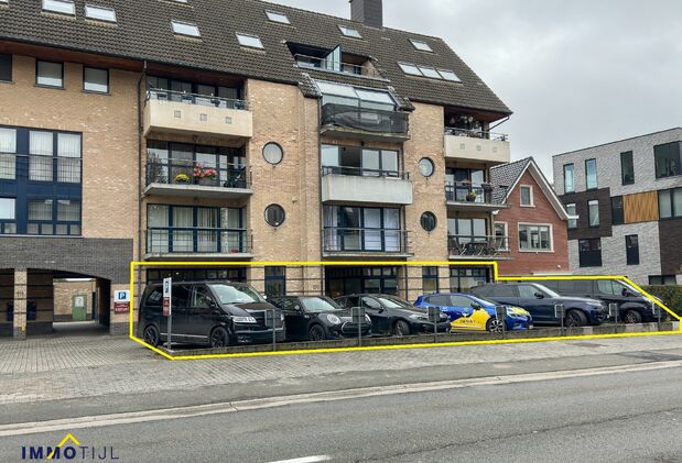 Commercieel gelijkvloers te koop in Ninove